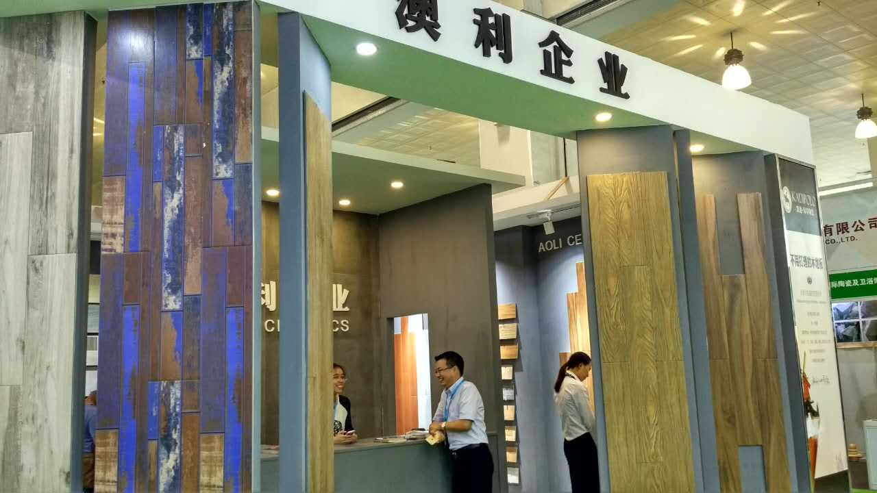 ��ֱ���ղ���������������һ��Ļ�ɫľ�y��һʯ����